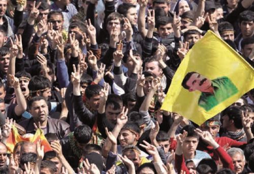 الهوية والسرد والأطر: تقييم المبادرات الكردية في تركيا